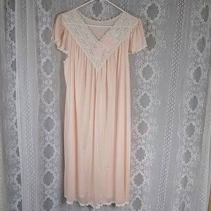 Shadow Line Made In USA Vintage Women's Nightgown Size M Embroidery Color Peach